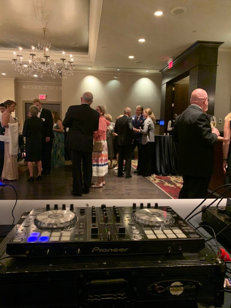 🎧 Why Vancouver Couples Are Booking Their Wedding DJs Sooner Than Ever 3 Vancouver wedding DJ